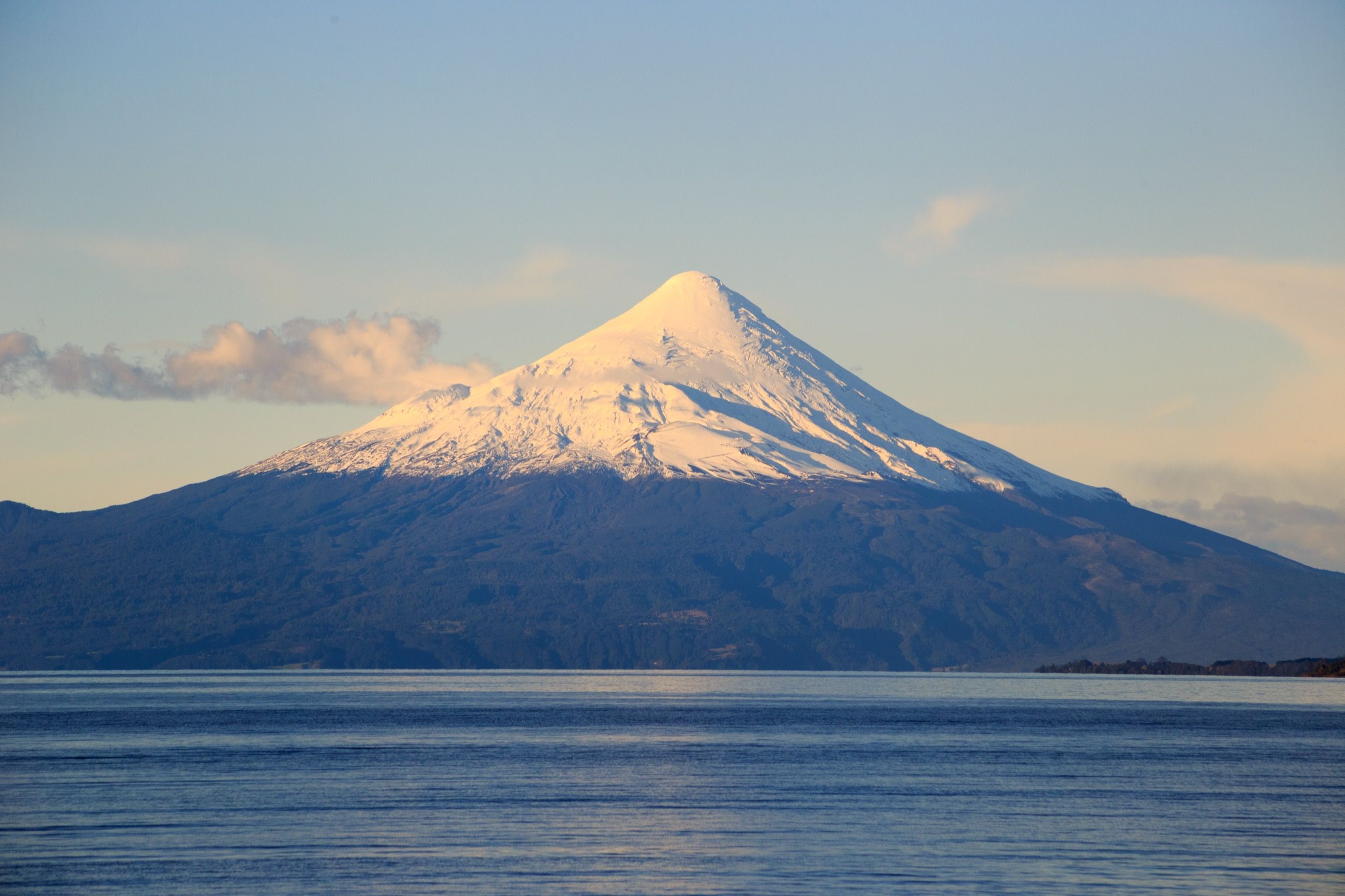 El volcán Osorno nevado sobre las aguas del lago Llanquihue